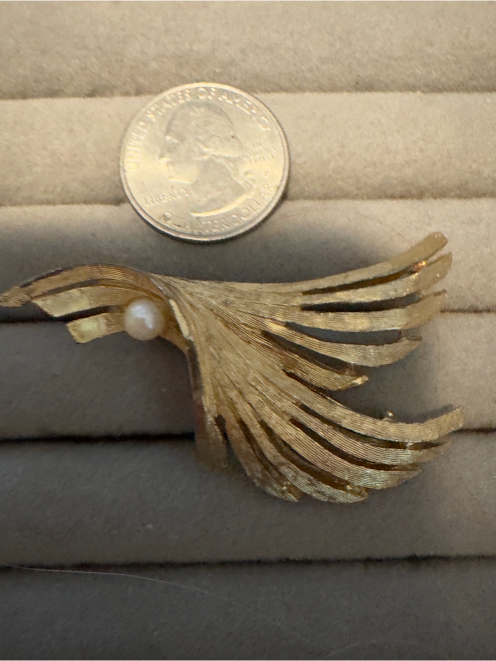 Gold-Tone Feather Accent Bird Accessory with Pearl - Unbranded brooch vintage